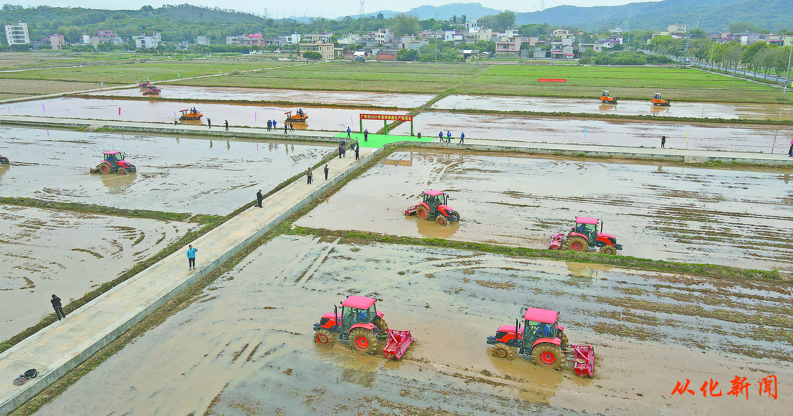 春耕生产正当时， 田间地头一派农忙景象.jpg