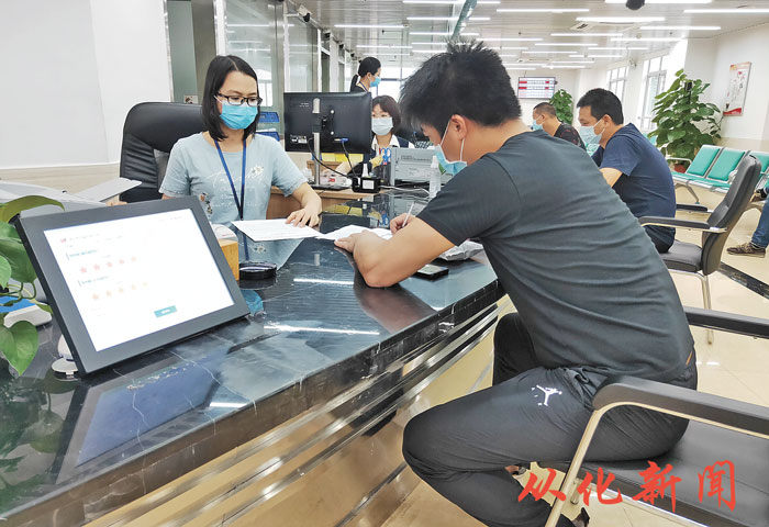 市民在窗口办理施工许可证业务.jpg