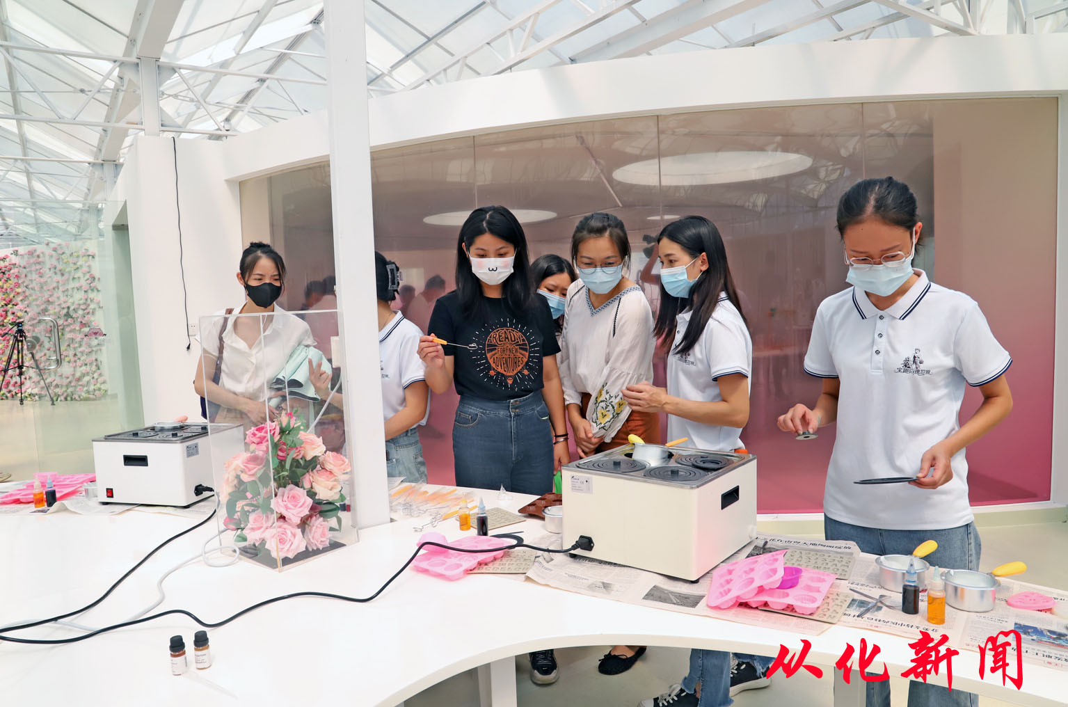 与会人员体验手工香皂制作.jpg