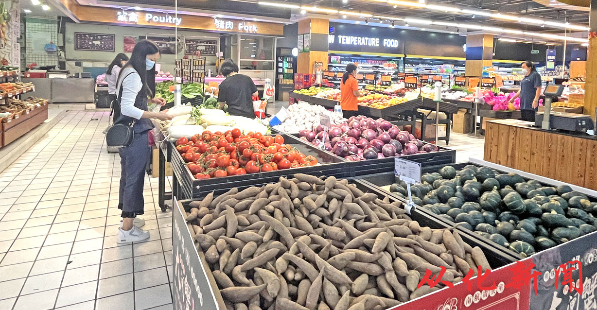 超市生活物资充足，市民有序选购。.jpg